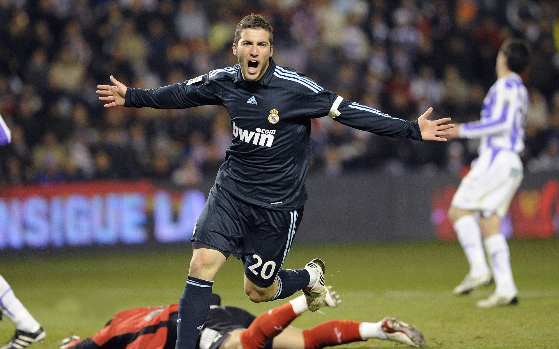 kering.com-228分钟引爆离队危机！曼联帝星暴怒背后，孔蒂的致命诱惑藏不住了